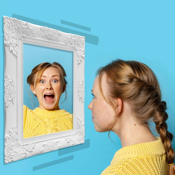 Klid nebo šok. Mladá dívka se dívá na zrcadlo izolované na světlém pozadí. Koláž současného umění. Pojem emoce, vnitřní svět, duševní zdraví — Stock fotografie