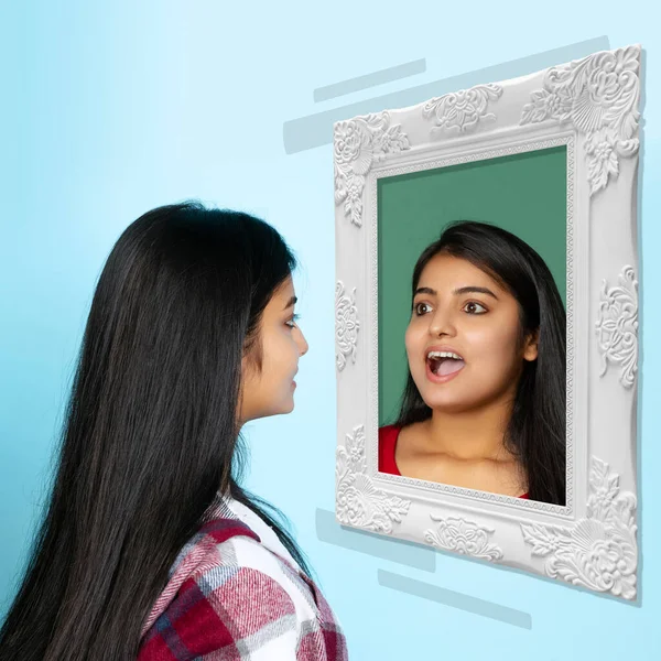 年轻的女孩看着镜子,被淡淡的背景隔开了.当代艺术拼贴。情绪、内心世界、精神健康的概念 — 图库照片