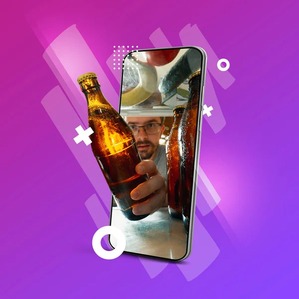 Online winkelen, bezorgservice. Creative art collage, Jongeman die bierflesjes neemt via het telefoonscherm. Uw smartphone - alles wat u nodig heeft voor een moderne levensstijl. — Stockfoto