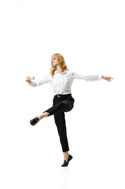 Modern iş kadınlarının tarzı, beyaz arka planda izole edilmiş hareket. Finans, bale, sanat, iş, güzellik konsepti. Dansçıları düşün
