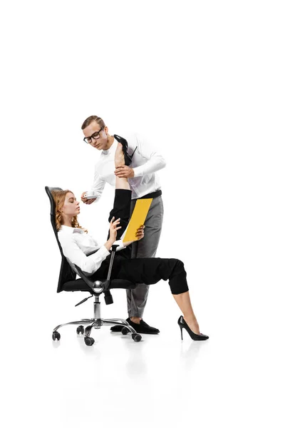Dva stylové kancelářské pracovníky v obchodních oblecích v akci izolované na bílém pozadí. Umění, krása, móda a obchodní koncepce — Stock fotografie