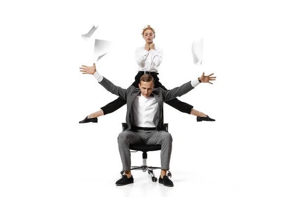 Dois funcionários de escritório elegantes em ternos de negócios na ação isolada no contexto branco. Arte, beleza, moda e conceito de negócio — Fotografia de Stock