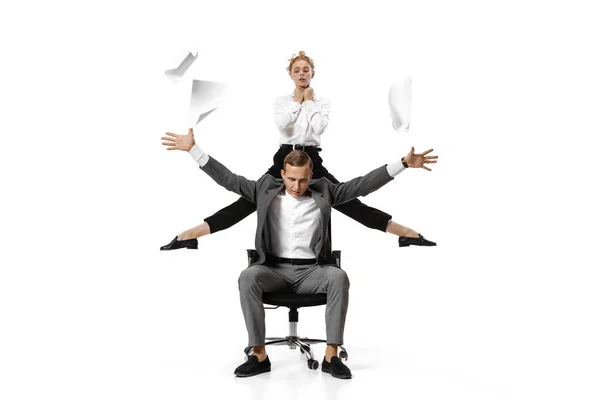 Dos trabajadores de oficina con estilo en trajes de negocios en acción aislados sobre fondo blanco. Arte, belleza, moda y concepto de negocio —  Fotos de Stock