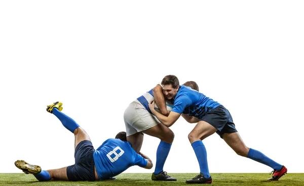 Dynamiczny portret mężczyzn rugby grających w rugby piłki nożnej na polu trawy izolowane na białym tle. Sport, aktywność, zdrowie, hobby, koncepcja zawodu — Zdjęcie stockowe