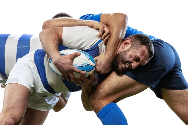 Close-up. Retrato dinâmico de jogadores de rugby masculinos jogando futebol de rugby no campo de grama isolado em fundo branco. Esporte, atividade, saúde, hobby, conceito de ocupações — Fotografia de Stock