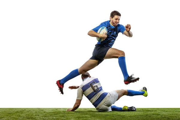 Dos atletas, jugadores de rugby jugando al rugby en el suelo de hierba aislado sobre fondo blanco. Deporte, actividad, salud, afición, concepto de ocupaciones —  Fotos de Stock