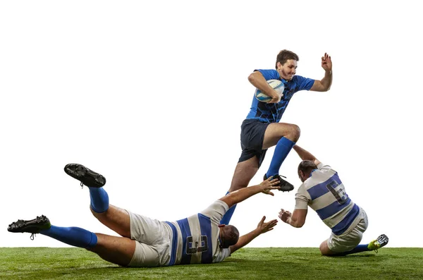 Muskularni mężczyźni, zawodowi gracze rugby grający w rugby football na polu trawy odizolowani na białym tle. Sport, aktywność, zdrowie, hobby, koncepcja zawodu — Zdjęcie stockowe