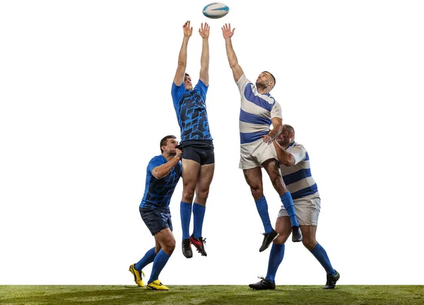 Sportif erkekler, profesyonel rugby oyuncuları çimlerin üzerinde futbol oynuyorlar, beyaz arka planda izole edilmiş. Spor, etkinlik, sağlık, hobi, meslek kavramı — Stok fotoğraf