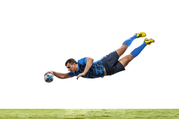 Un hombre, jugador de rugby atrapando pelota en salto aislado sobre fondo blanco. Concepto de salto y acción. una increíble tensión de todas las fuerzas — Foto de Stock