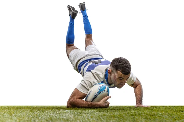 En action. Joueur de rugby masculin attrapant la balle en saut isolé sur fond blanc. Saut et concept d'action. une souche incroyable de toutes les forces — Photo