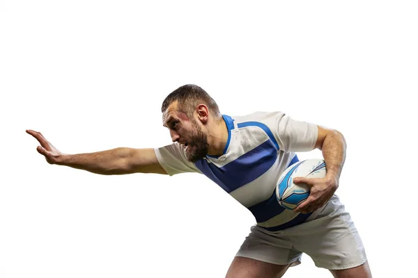 수비 플레이. 한 남자 럭비 선수는 럭비 축구를 하고 있는 데흰 배경에 고립되어 있다. 스포츠, 활동, 건강, 취미, 직업 개념 — 스톡 사진
