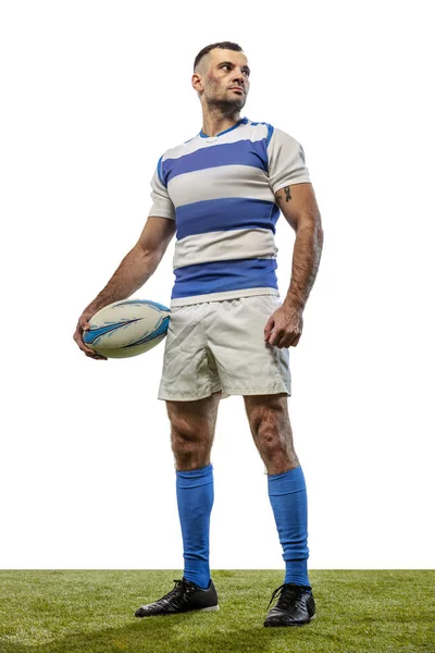 Porträt eines ernsthaften Mannes, Rugbyspieler, der mit Ball auf weißem Hintergrund posiert. Handlungskonzept, Bewegung, Sport, Hobby, Erfolge — Stockfoto