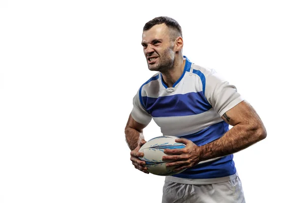 Portrait d'homme sérieux, joueur de rugby posant avec balle isolée sur fond blanc. Concept d'action, mouvement, sport, passe-temps, loisirs — Photo