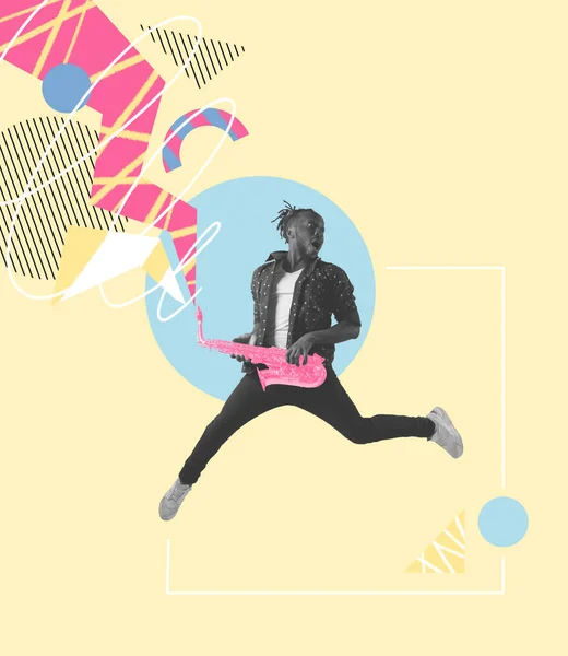 Stilvoller Hipster, Mann spielt Saxofon auf pastellfarbenem Hintergrund. Kopierraum für Werbung, Text. Modernes Design. Retro-Stil, Surrealismus, modisch. — Stockfoto