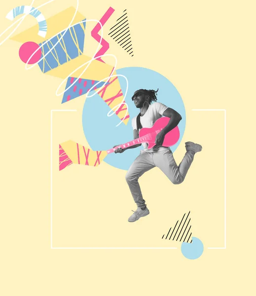 Mladý muž, hudebník hrající na kytaru na pastelovém pozadí s geometrickým vzorem. Moderní design. Konceptuální, současná umělecká koláž. Umění, hudba, móda — Stock fotografie