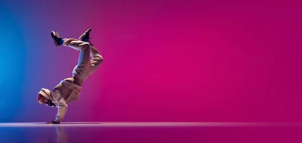 Flyer met jonge flexibele sportieve man die breakdance danst in witte outfit op een helderroze blauwe achtergrond. Concept van actie, kunst, schoonheid, sport, jeugd — Stockfoto
