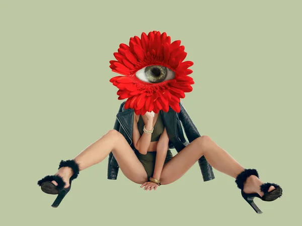 Коллаж современного искусства с молодой стройненькой девушкой во главе с красным цветком с открытым глазом внутри на светлом фоне. Современный дизайн. Концепция красоты, искусства, видения, моды — стоковое фото