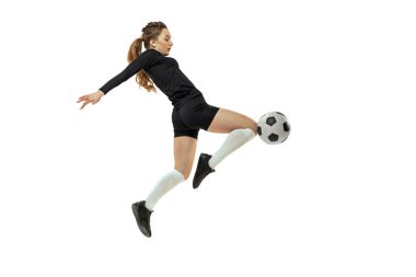 Saldırgan oyuncu. Beyazların stüdyo arka planında izole edilmiş futbol topuyla bayan futbolcu eğitimi alan bir kız. Spor, eylem, hareket, fitness