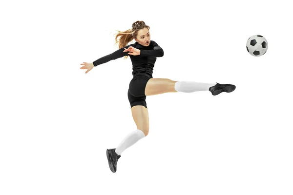 Angriffsspieler. Ein sportliches Mädchen, weibliche Fußballspielerin, die mit Fußballball auf weißem Studiohintergrund trainiert. Sport, Action, Bewegung, Fitness — Stockfoto