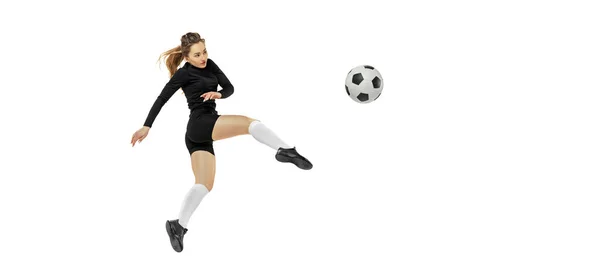 Patada en las piernas. Una chica deportiva, jugadora de fútbol femenina entrenando con pelota de fútbol aislada sobre fondo blanco del estudio. Deporte, acción, movimiento, fitness —  Fotos de Stock