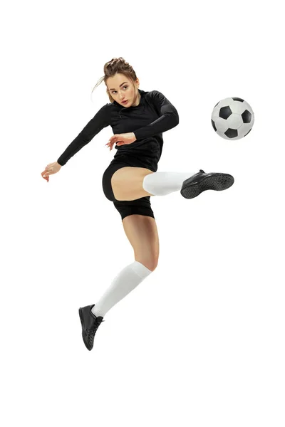 Attaccante. Una ragazza sportiva, allenatrice di calcio femminile con palla da calcio isolata su sfondo bianco. Sport, azione, moto, fitness — Foto Stock