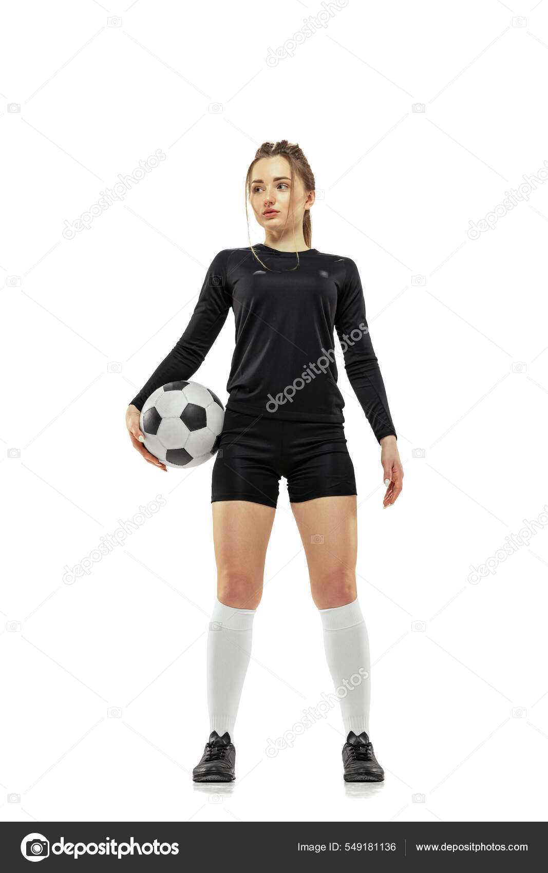 Retrato de niña hermosa, futbolista profesional sosteniendo pelota de  fútbol aislado sobre fondo blanco. Deporte, equipo, juegos, fitness,  deportes femeninos: fotografía de stock © vova130555@gmail.com #549181136