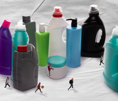 Küçük insanlar çöpten, plastikten ve ev atığından oluşan bir şehirde yaşıyorlar. Çağdaş sanat kolajı, modern yaratıcı tasarım. Çevre, ekoloji, eko, Dünya ikliminin ısınması.