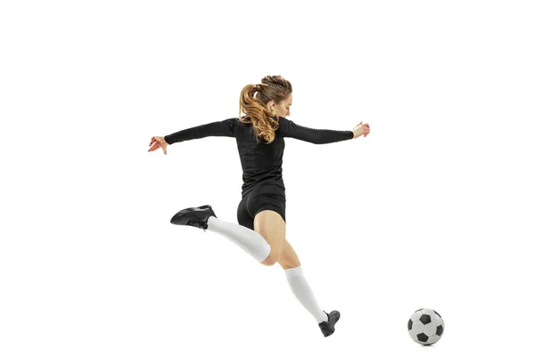 Striker. Football professionnel féminin, footballeur en action, mouvement isolé sur fond de studio blanc. Sport, action, mouvement, fitness — Photo