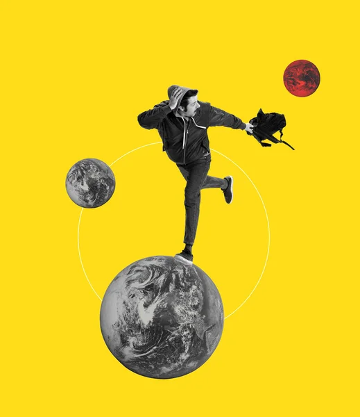 Junger Mann, Student mit Rucksack auf der Flucht von einem Planeten zum anderen. Collage zeitgenössischer Kunst. Internationale Einwanderung — Stockfoto