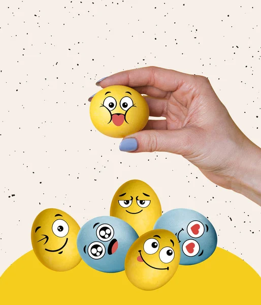 Menselijke handen met beschilderde grappige schattige eieren in tekenfilmstijl. Vrolijke paastradities, stemming. Concept van vakantie, lente, feesten, familietijd, kinderen, verkoop — Stockfoto
