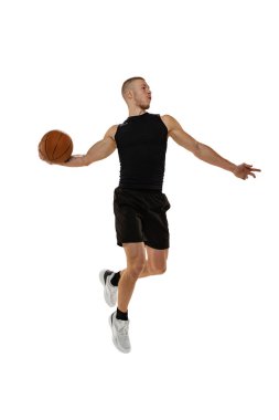 Beyazların arka planında izole edilmiş top ile zıplayan basketbolcunun dinamik portresi. Spor, hareket, aktivite kavramları. Smaç, reçel, teknik şeyler.