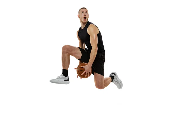 Retrato dinámico del jugador de baloncesto saltando con pelota aislada sobre fondo blanco del estudio. Deporte, movimiento, conceptos de actividad. Dunk, mermelada, técnica de las cosas — Foto de Stock