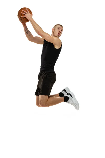 Streetball. Retrato dinâmico do jogador de basquete pulando com bola isolada no fundo do estúdio branco. Desporto, movimento, conceitos de actividade. Dunk, jam, material técnico — Fotografia de Stock