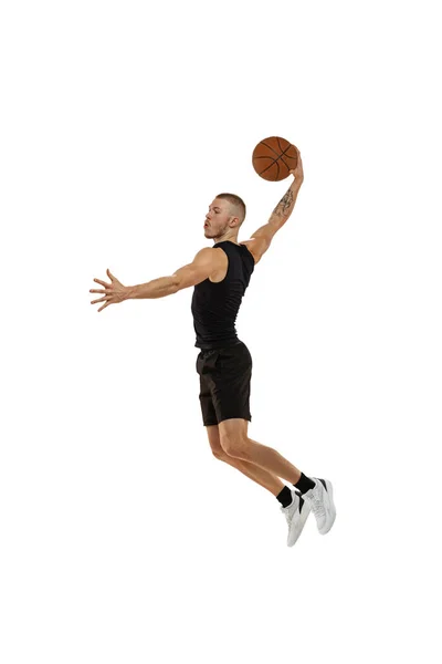 Voar. Retrato de jogador de basquete pulando com bola isolada no fundo do estúdio branco. Desporto, movimento, conceitos de actividade. Dunk, jam, material técnico — Fotografia de Stock