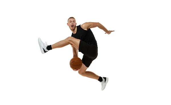 Retrato dinâmico do jogador de basquete pulando com bola isolada no fundo do estúdio branco. Desporto, movimento, conceitos de actividade. Dunk, jam, material técnico — Fotografia de Stock