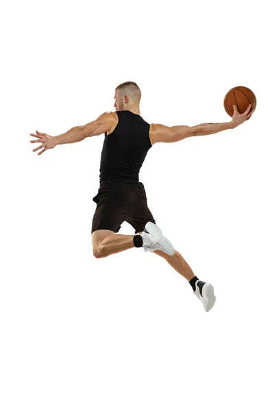 Dynamiskt porträtt av basketspelare hoppar med bollen isolerad på vit studio bakgrund. Sport, motion, aktivitetskoncept. Dunk, sylt, grejer teknik — Stockfoto