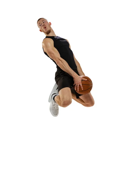 Beyazların arka planında izole edilmiş top ile zıplayan basketbolcunun dinamik portresi. Spor, hareket, aktivite kavramları. Smaç, reçel, teknik şeyler. — Stok fotoğraf