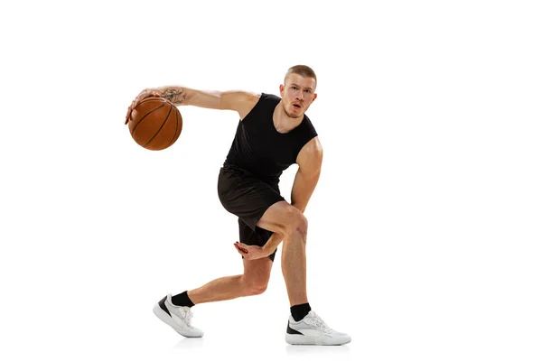 Jovem homem musculado, jogador de basquete praticando com bola isolada no fundo do estúdio branco. Esporte, movimento, conceitos de atividade. — Fotografia de Stock