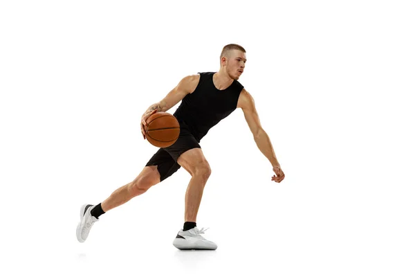 Junger muskulöser Mann, Basketballspieler, der mit Ball auf weißem Studiohintergrund übt. Sport, Bewegung, Bewegungskonzepte. — Stockfoto