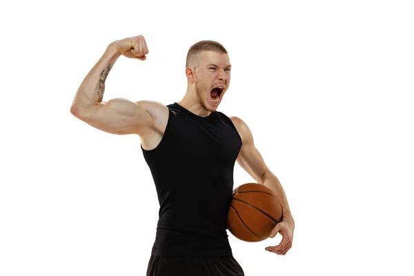 Bello uomo muscoloso, giocatore di basket in piedi con palline da basket isolate su sfondo bianco studio. Sport, moto, concetti di attività. — Foto Stock