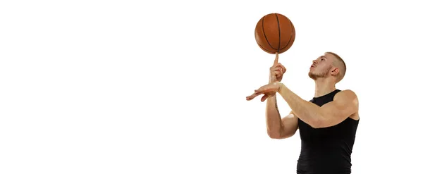 Flyer avec jeune homme musclé, joueur de basket pratiquant avec balle isolé sur fond de studio blanc. Sport, mouvement, concepts d'activité. — Photo