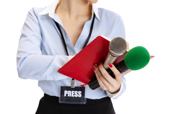 Beyaz stüdyo arka planında izole edilmiş mikrofon tutan kadın gazetecinin kesilmiş portresi. Sosyal medya, basın, haber, bilgi kavramı. Yakın plan. — Stok fotoğraf