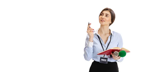 Menina bonita jovem, jornalista segurando microfone repórter isolado no fundo do estúdio branco. Conceito de mídia social, imprensa, notícias, informações — Fotografia de Stock