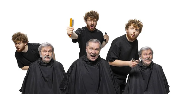 Collage comico realizzato con giovane barbiere maschio dalla testa rossa che fa tagli di capelli creativi per l'uomo anziano. Concetto di stile, moda, bellezza, cambiamenti e divertimento — Foto Stock