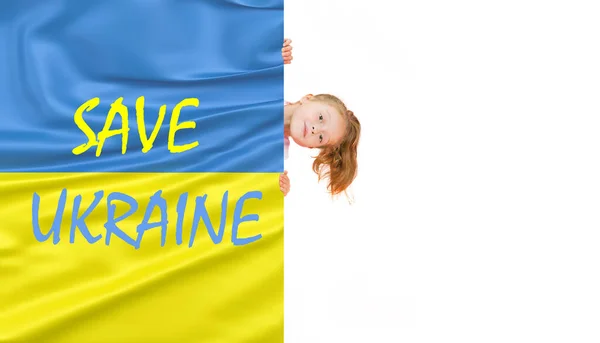 女の子との概念的なコラージュ,白の背景に隔離された文字でウクライナのフラグを突き出す子 — ストック写真