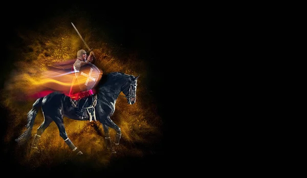 Bránit okres. Kreativní umění koláž s brutální vážné středověké bojovník na koni izolované přes tmavé vinobraní pozadí se smíšeným neonovým světlem. — Stock fotografie
