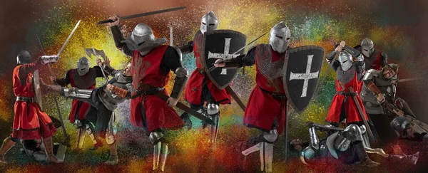 Lucha, batalla. collage de arte cinematográfico con guerreros medievales serios brutales o ropa de guerra caballeros con espadas en movimiento, acción aislada sobre fondo vintage oscuro. —  Fotos de Stock
