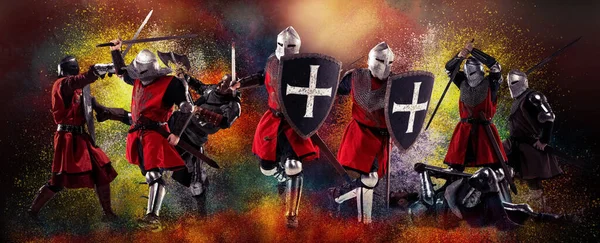 Fotókollázs dühös komoly középkori harcosok vagy lovagok háborús ruhák kardok mozgásban, akció elszigetelt felett vintage háttér. — Stock Fotó