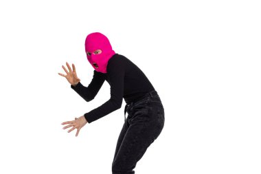 Siyah kıyafetli ve kar maskeli genç bir kişinin portresi beyaz arka planda izole edilmiş. Sanat, moda, anti-terörizm kavramı