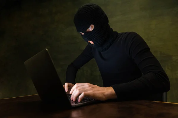 Porträt eines Mannes, professioneller Programmierer, Web-Hacker brechen Sicherheitssystem, Herunterladen von Informationen isoliert über dunklen Retro-Hintergrund — Stockfoto